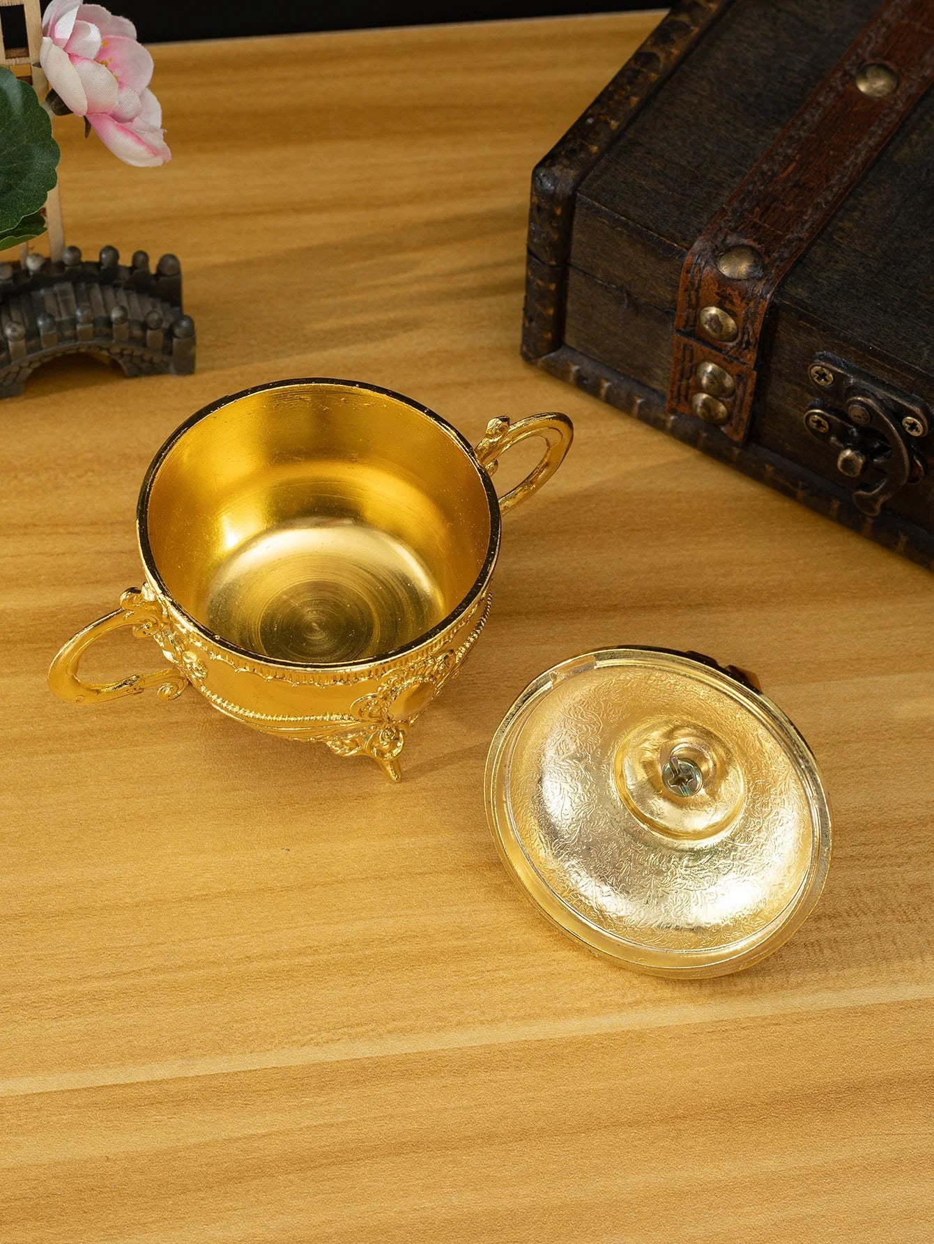 Cálice Decorativo de Metal Dourado: Luxo e Tradição para sua Oração e Decoração - Loja São Miguel