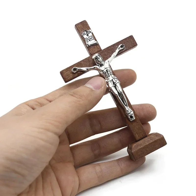 Crucifixo de Madeira com Suporte: Simplicidade e Devoção para Sua Casa - Loja São Miguel