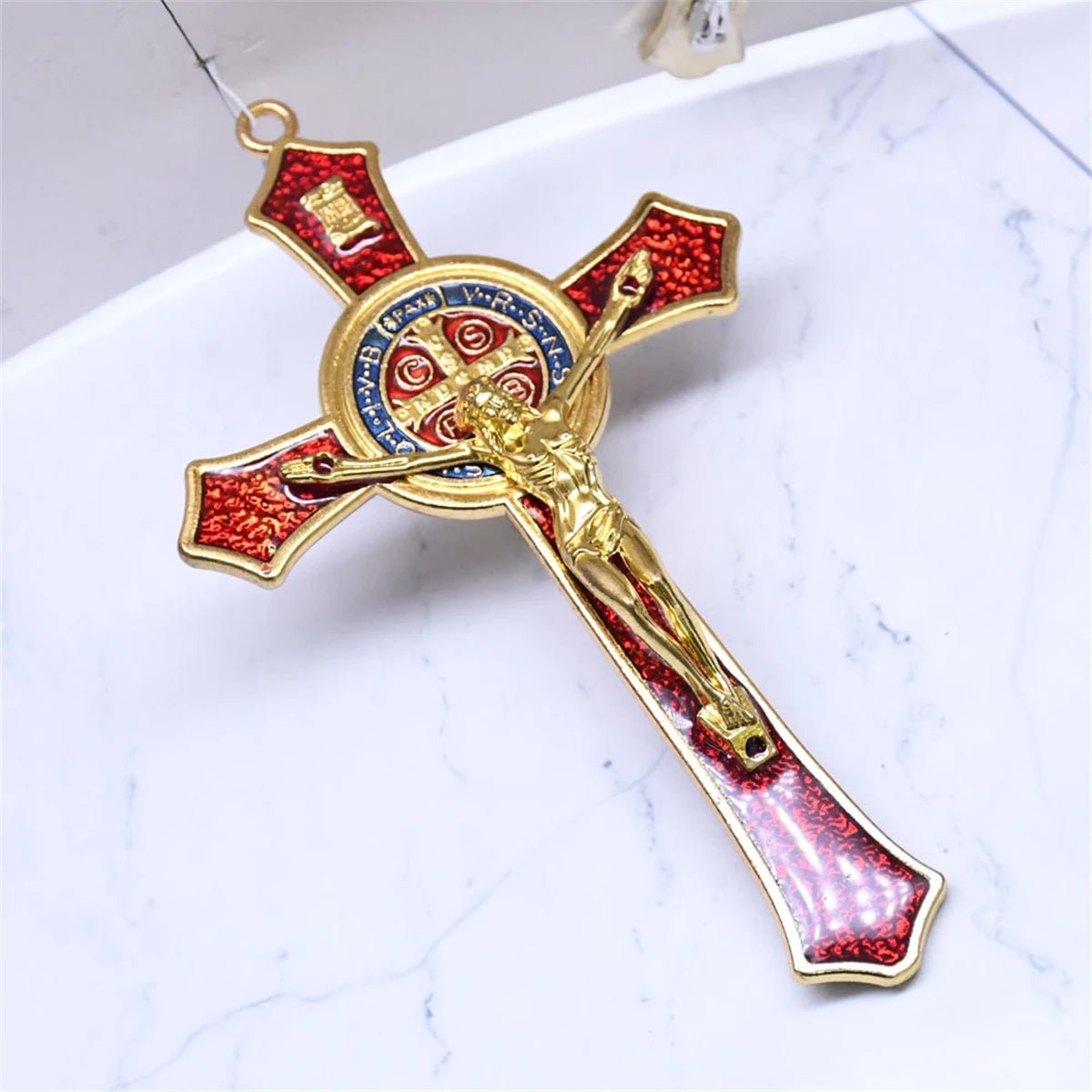 Crucifixo de São Bento com Esmalte Vermelho: Proteção e Fé para Sua Casa - Loja São Miguel